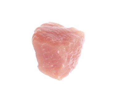 Beyaza izole edilmiş çiğ et parçası.