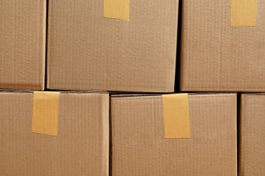 Arkaplan olarak birçok karton kutu yığını. Paketleme malları