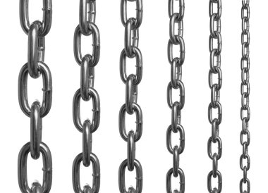 Farklı boyutlarda metal zincirler beyaz üzerine izole edilmiş.