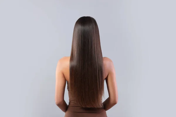 Haarstyling Frau Mit Glatten Langen Haaren Auf Grauem Hintergrund Rückseite — Stockfoto