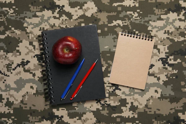 笔记本 苹果和钢笔在迷彩织物上 军事教育 — 图库照片