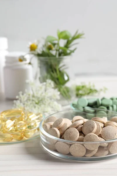 Különböző Tabletták Fehér Asztalon Étrend Kiegészítők — Stock Fotó