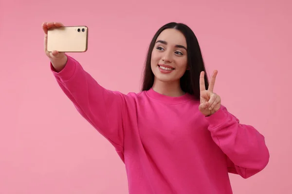 Uśmiechnięta Młoda Kobieta Robi Sobie Selfie Pomocą Smartfona Pokazuje Napis — Zdjęcie stockowe