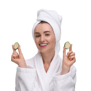 Bornozlu, beyaz arka planda salatalık parçaları olan güzel bir kadın.