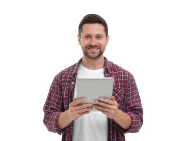 Beyaz arka planda tableti olan mutlu adam.