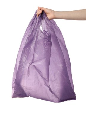 Beyaz arka planda mor plastik çanta taşıyan kadın, yakın plan.