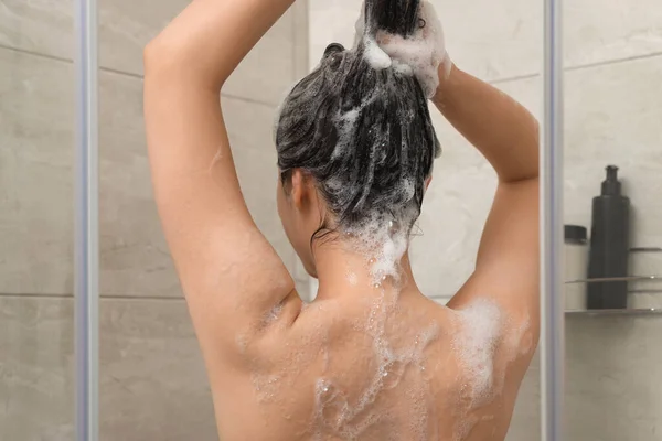 Frau Wäscht Haare Duschkabine Rückseite — Stockfoto