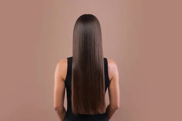 Stylizacja Włosów Kobieta Prostymi Długimi Włosami Jasnobrązowym Tle Widok Tyłu — Zdjęcie stockowe
