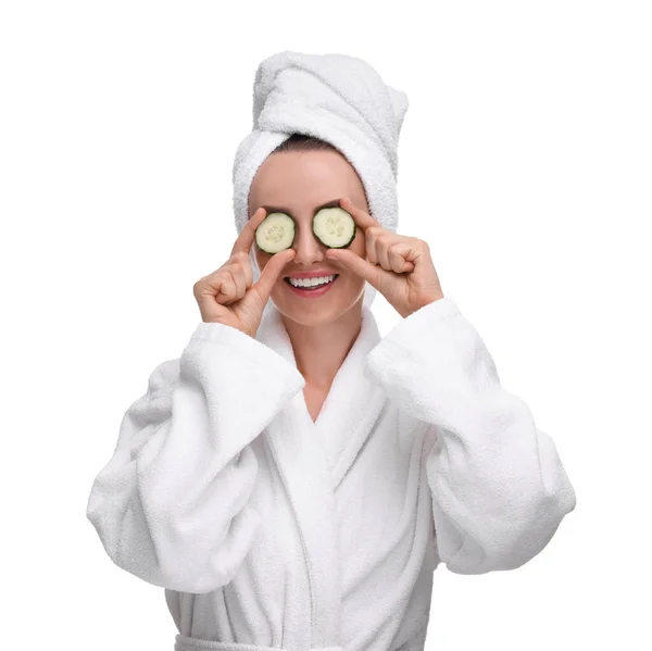 Schöne Frau Bademantel Bedeckt Augen Mit Gurkenstücken Auf Weißem Hintergrund — Stockfoto