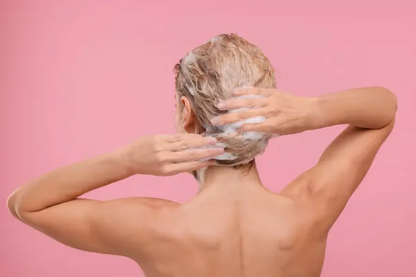 Kobieta Mycie Włosów Różowym Tle Widok Tyłu — Zdjęcie stockowe
