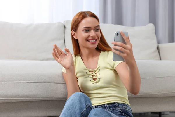 Jovem Feliz Ter Vídeo Chat Smartphone Casa — Fotografia de Stock