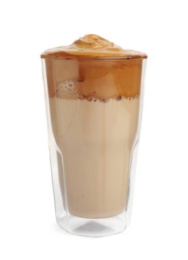 Beyaz üzerine izole edilmiş lezzetli dalgona kahvesi.