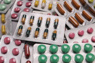 Arka plan olarak farklı haplar içeren kabarcıklar, yakın çekim