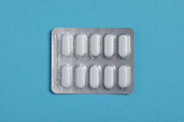 Mavi arka planda su toplayan haplar, üst manzara.