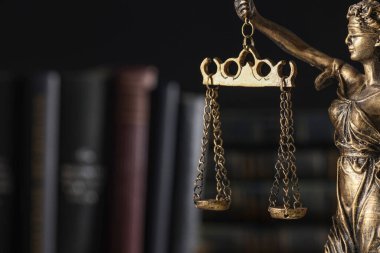 Yasalara göre adil muamele sembolü. Bayan Adalet Anıtı kitaplara karşı, metin için yeri olan yakın plan