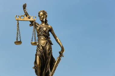Yasalara göre adil muamele sembolü. Bayan Adalet 'in gökyüzüne karşı figürü, metin için yere yakın.
