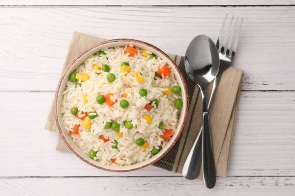 白い木のテーブルに置かれた野菜と美味しいお米のボウル 平らな層 — ストック写真
