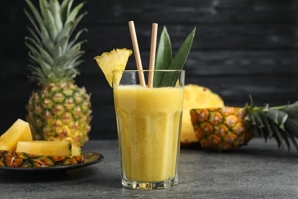 Chutný Ananasový Koktejl Plátky Ovoce Šedém Stole Detailní Záběr — Stock fotografie