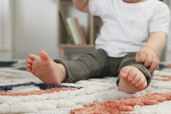 Bebé Sentado Una Alfombra Suave Interior Primer Plano — Foto de Stock