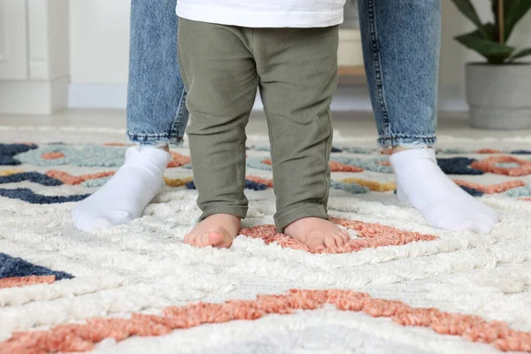 彼は屋内でカーペットを歩くことを学んでいる間 彼女の息子をサポートする母親 クローズアップ — ストック写真