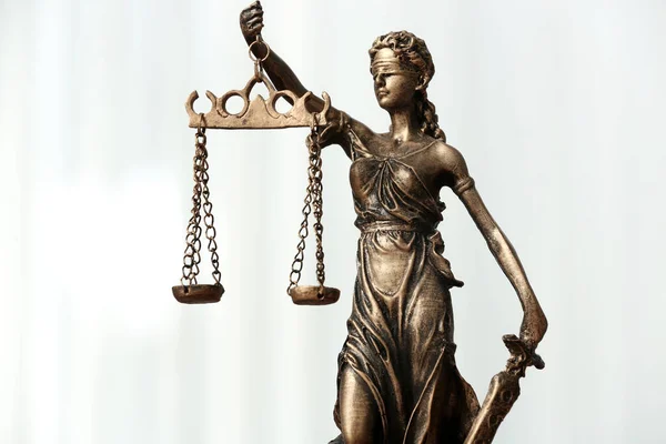法の下での公正な扱いを象徴する 白い背景に女性の正義の図 クローズアップ — ストック写真