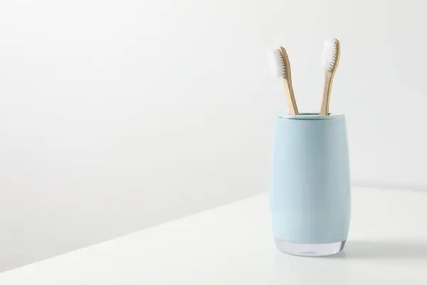 Escovas Dentes Bambu Suporte Mesa Branca Espaço Para Texto — Fotografia de Stock
