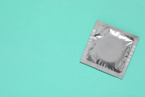 Kondompaket Turkos Bakgrund Ovanifrån Och Utrymme För Text Säkert Sex — Stockfoto