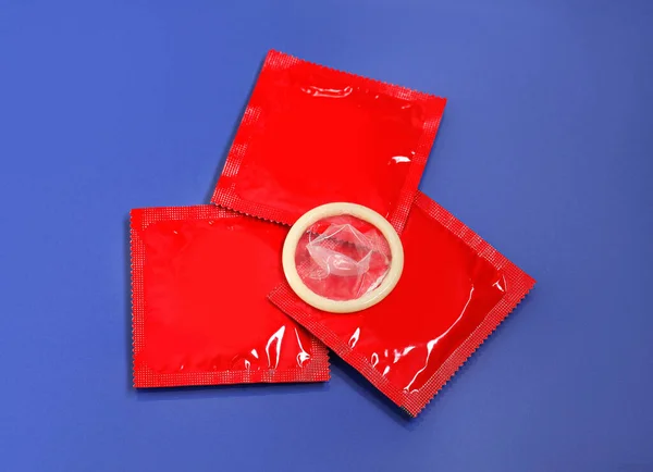 青い背景 平らな層の荷物のないコンドームそしてパッケージ 安全なセックス — ストック写真