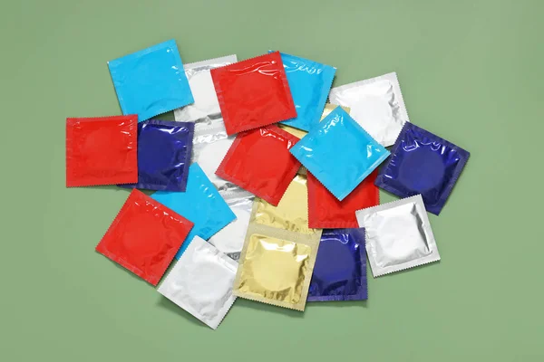 Förpackade Kondomer Ljusgrön Bakgrund Ovanifrån Säkert Sex — Stockfoto