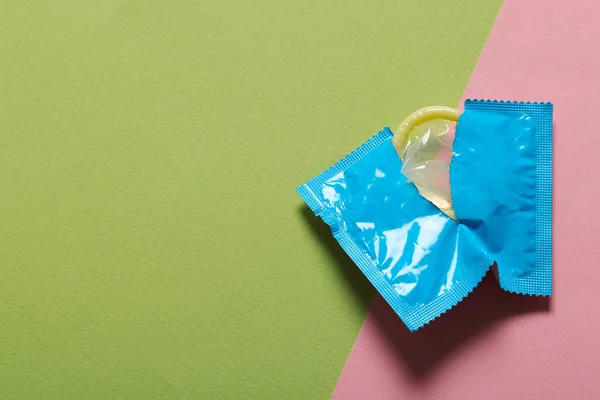 Kondom Trasigt Paket Färg Bakgrund Ovanifrån Med Utrymme För Text — Stockfoto
