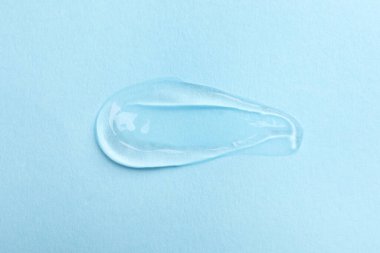 Açık mavi arkaplanda kozmetik jel örneği, üst görünüm