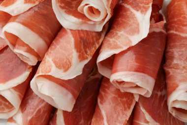 Arka plan olarak lezzetli jamon dilimleri, yakın plan.