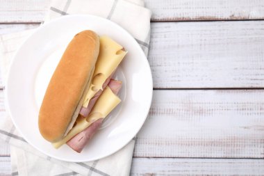 Beyaz ahşap masada jambonlu ve peynirli nefis bir sandviç. Metin için boşluk