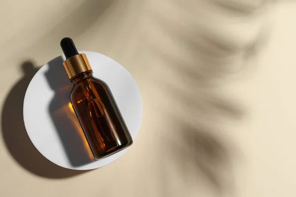 Fles Cosmetische Olie Beige Achtergrond Bovenaanzicht Ruimte Voor Tekst — Stockfoto