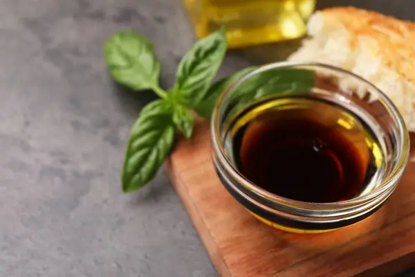 Mangkuk Cuka Balsamik Organik Dengan Minyak Kemangi Dan Roti Atas — Stok Foto