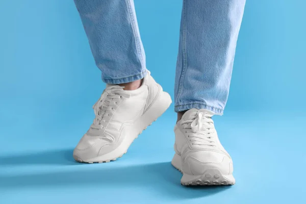 Açık Mavi Arka Planda Şık Ayakkabılar Giyen Adam Yakın Plan — Stok fotoğraf