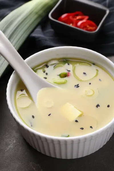 Μια Κούπα Νόστιμη Σούπα Miso Tofu Και Κουτάλι Γκρι Τραπέζι — Φωτογραφία Αρχείου