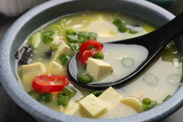 Miska Pysznej Zupy Miso Tofu Łyżeczką Stole Zbliżenie — Zdjęcie stockowe