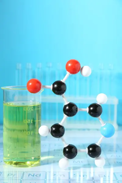 Modello Molecolare Vetreria Laboratorio Sullo Sfondo Azzurro — Foto Stock