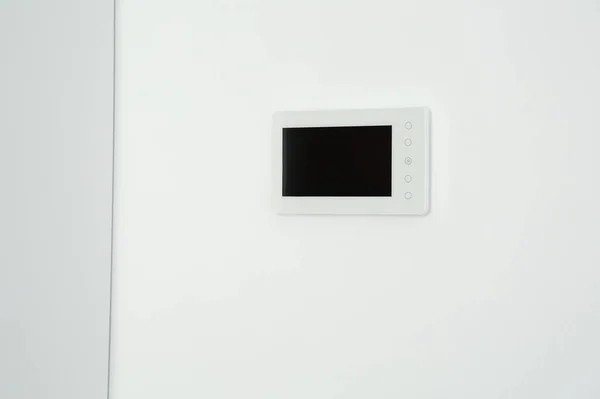 现代视频对讲机挂在白墙上 — 图库照片