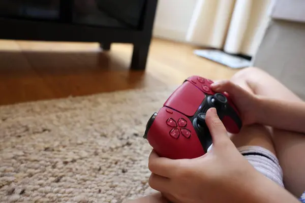 Criança Jogando Videogames Com Controlador Casa Close Espaço Para Texto — Fotografia de Stock