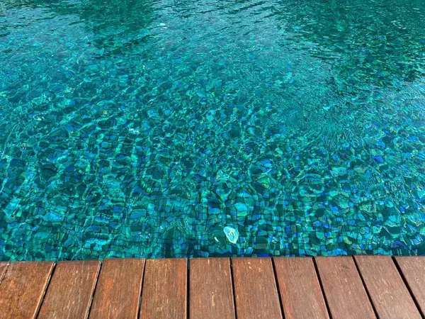 Klare Plätscherte Wasser Schwimmbad Und Holzdeck Freien Raum Für Text — Stockfoto
