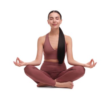 Beyaz arka planda yoga yapan güzel bir genç kadın. Lotus pozu