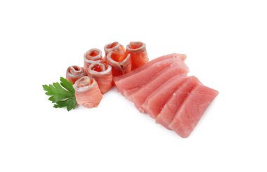 Lezzetli sashimi (taze çiğ ton balığı ve somon dilimleri) maydanozlu beyaz üzerine izole edilmiş.