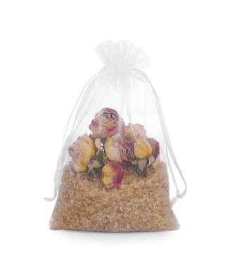 Kurumuş gül çiçekleriyle bembeyaz kesilmiş kese.