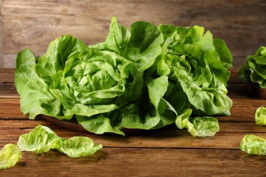 Tahta masada taze yeşil marul.