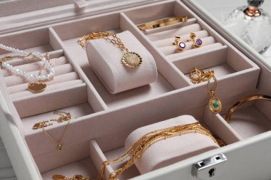 Güzel kolyeler, küpeler ve mücevher kutusunda bilezikler.