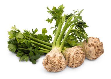 Beyaz saplı taze çiğ kereviz kökleri.