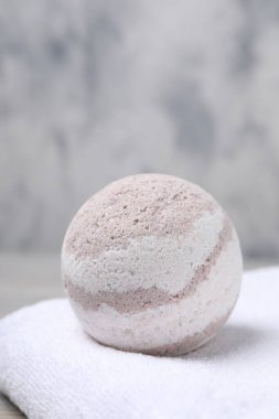 Banyo bombası ve havlu masaya, yakın plan.