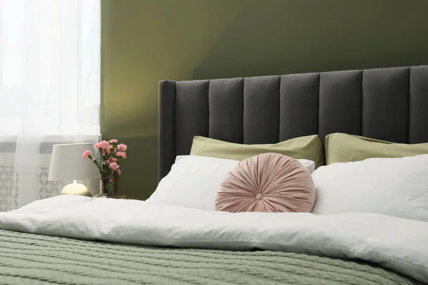 Cómoda Cama Con Almohadas Edredón Una Habitación Elegante Diseño Interiores —  Fotos de Stock